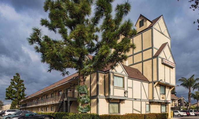 Tustin Hotel | 47 m² Hotel ∙ 127 guests