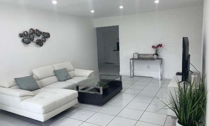 Hallandale Beach House | Beautiful 3bed/2 bath Hallandale Beach Home