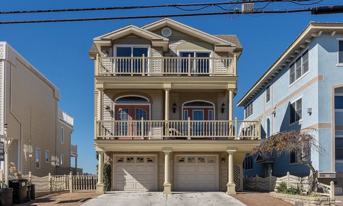 Avalon House | Beautiful 5 bdrm, 3 bath Bayfront home w/fabulous views, boat slip, large pier, & floating dock.