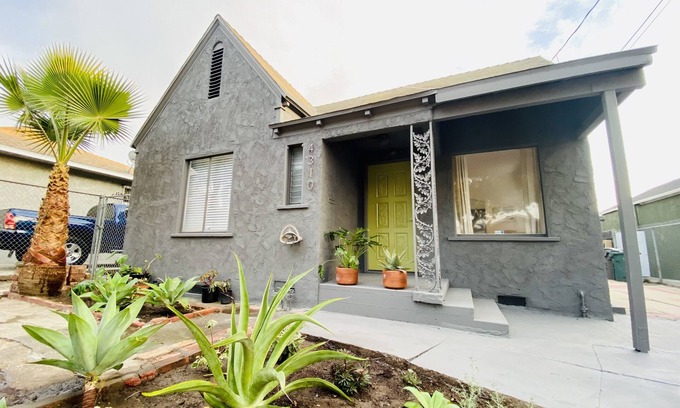 Lennox House | Beautiful modern home minutes from LAX and 15 minutes to most LA attractions