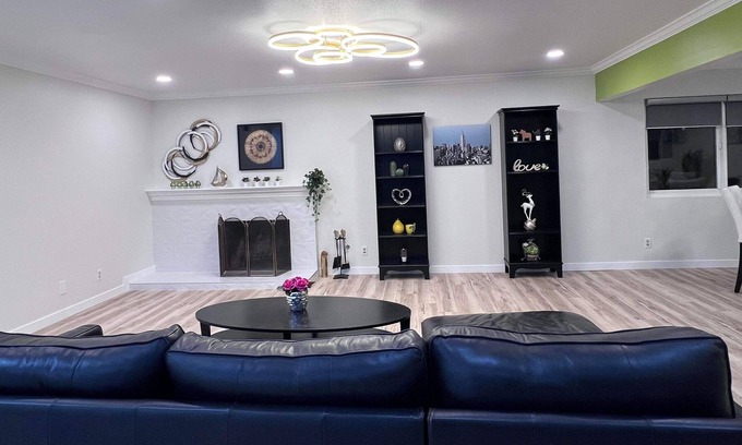 Fountain Valley House | Big home near Beaches, Knott Berry Farm, Disneyland