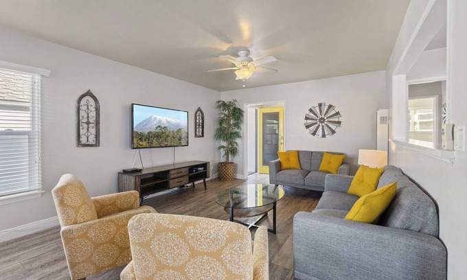 Balboa Island House | Charming rear cottage on Balboa Island's Quiet End