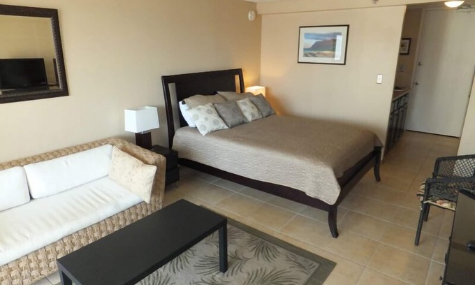 Waikiki Condo | Clean studio at the heart of Waikiki!