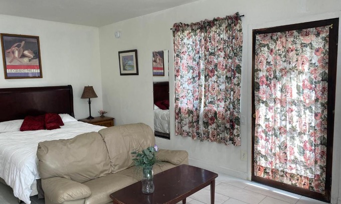 Van Nuys House | Comfy private ADU Guest house in LA