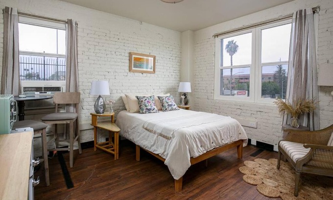 Rampart Village Apartment | Comfy Studio Near Downtown CDC-Level