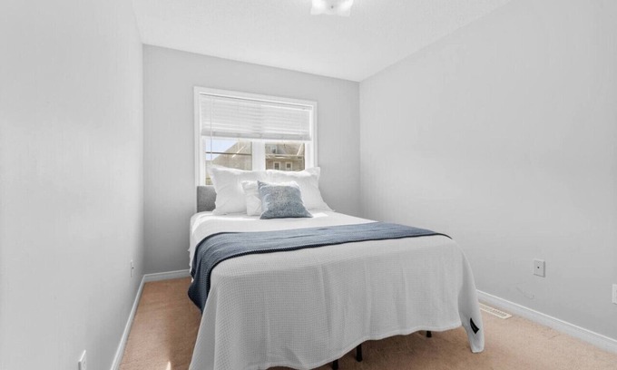 Ajax House | Contemporary 3BR Townhouse in Ajax: Cozy & Central