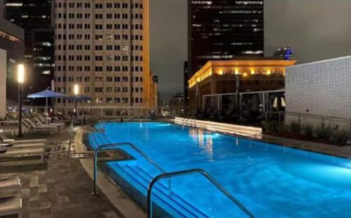 Downtown Los Angeles Apartment | Cozy 3BR High Rise with Pool with great views