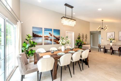 Sherwood Forest and Thistle Development House | Disneyland Vineyard Villa 6Bed 4Bath Game
