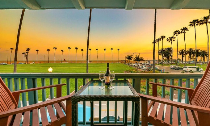 Balboa Peninsula Apartment | Groundswell 4 Bedroom