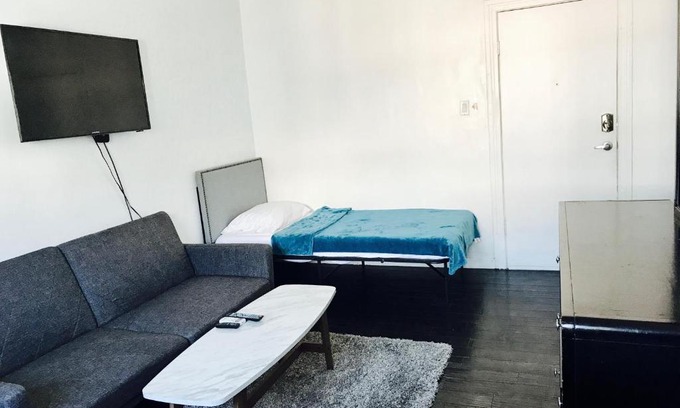 Sunset Junction Apartment | LARGE Studio Apt in Silverlake on Sunset Blvd!