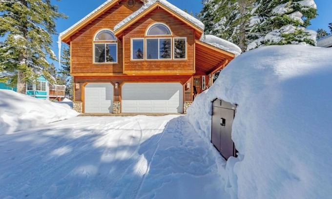 South Lake Tahoe House | Lupine Delux lodge, hot tub, Pool table sleeps 8 people