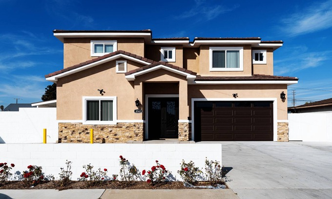 Midway City House | New 2022 5-Bedrooms w/9 Queen Beds Near Disneyland