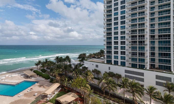 Hollywood South Central Beach Condo | On The Beach ! 2 Minutes to Exquisite Dinning and Shopping