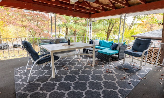 Woodbury House | Quiet, Safe Home- 1 mile from Woodbury Outlets. Westpoint and more nearby!