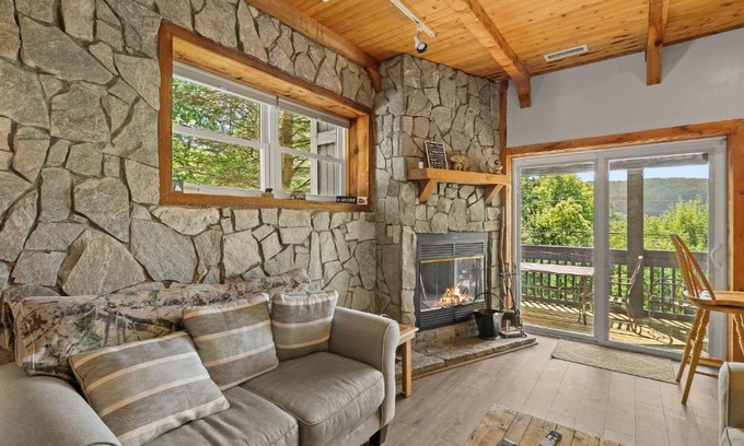 Beech Mountain House | Ski Lodge with Views 3BR Sleeps 8 Close to Slopes
