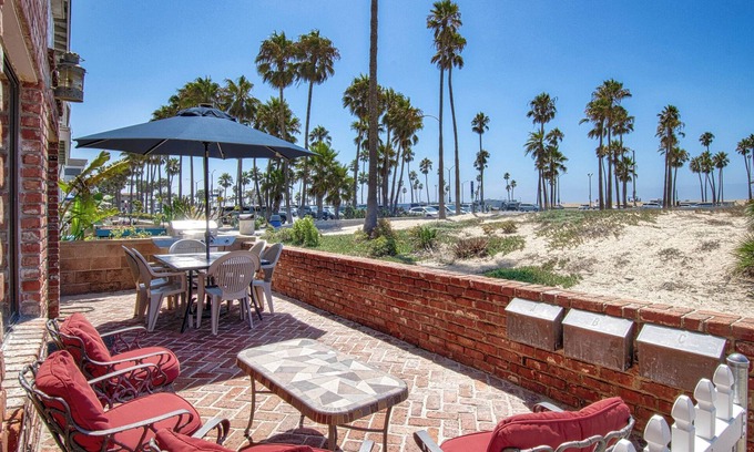Balboa Island Condo | Spacious lower oceanfront located within walking distance of the Balboa Pier fun