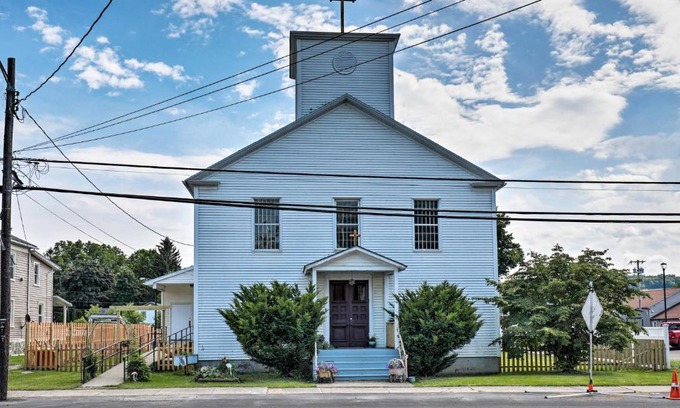 Dundee House | Spacious Pet-Friendly Home - Near Dundee Wineries!