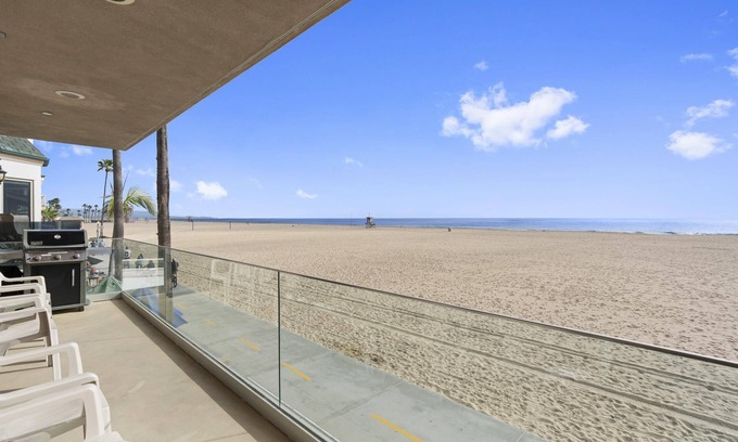 Balboa Peninsula Condo | Stay on the Oceanfront | Coveted Pier-to-Pier Location | Walk to it All (upper level unit)