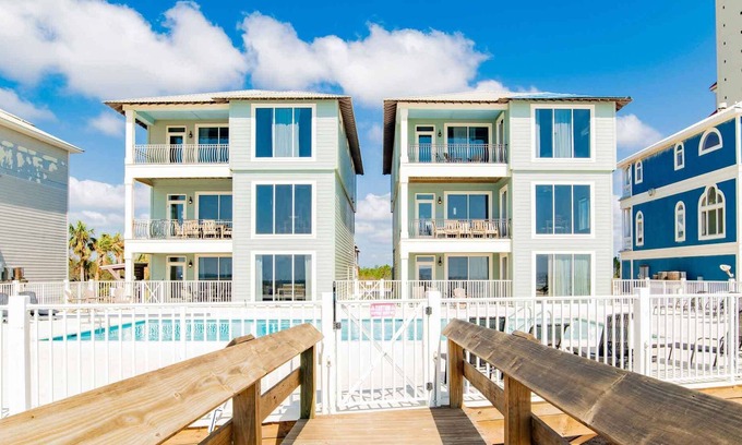Orange Beach House | Stunning luxury home w. pool + direct beach access