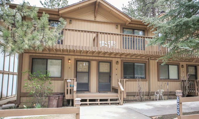 Summit Estates Condo | Summit Getaway Condo - Affordable and ideally located, Wood burning fireplace! Walk to Ski Resort
