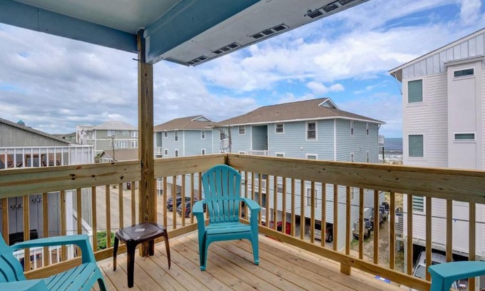 Carolina Beach House | SUNSALTSAND Lakefront 2BR Condo Sleeps 6 Beachview