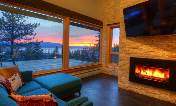 South Lake Tahoe House | Ultimate Location, Lake View, On the mountain, 5 min to the action.