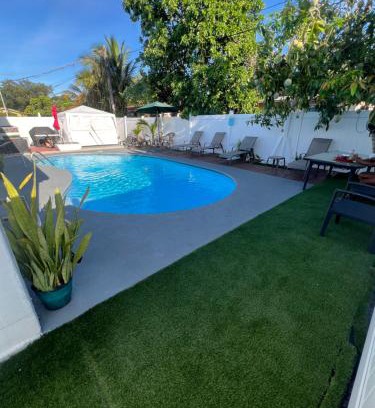 Golden Glades Hostel | Miami Drip Star Life Hostel