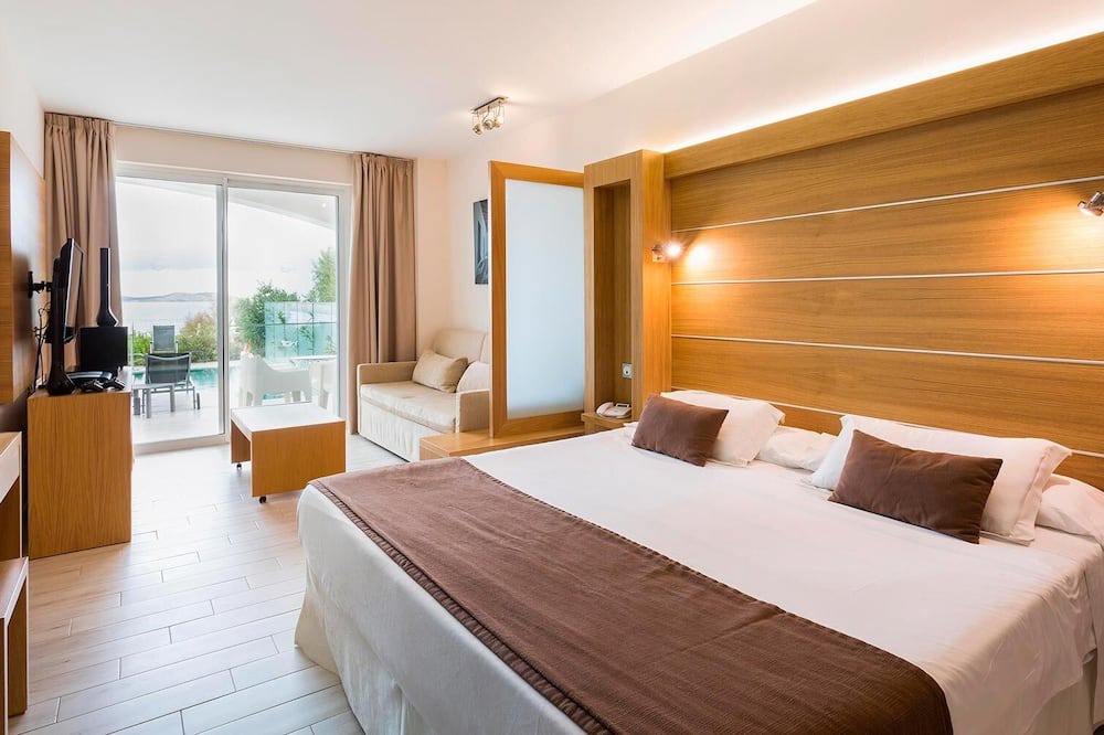 San Antonio Bay Resort | All-Inclusive Swim Up Deluxe Family Studio at Sirenis Seaview Country Club