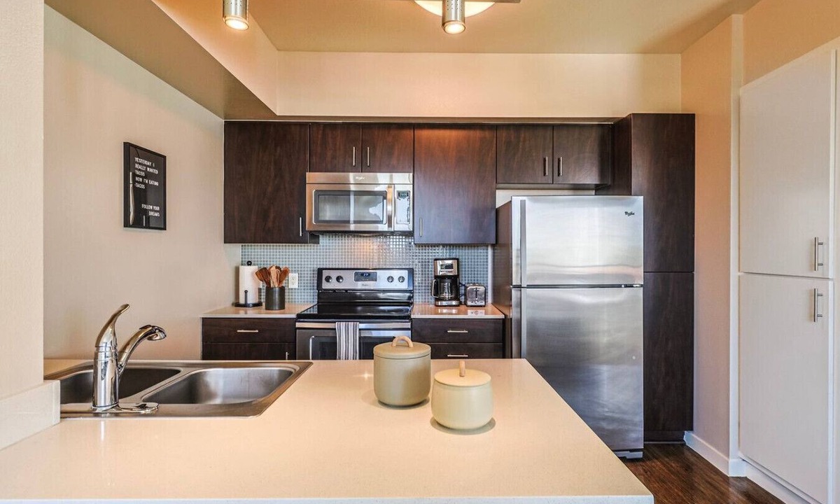 Carthay Circle Apartment | Huge and Modern 3 BDR and 2 BTH Townhouse in LA!