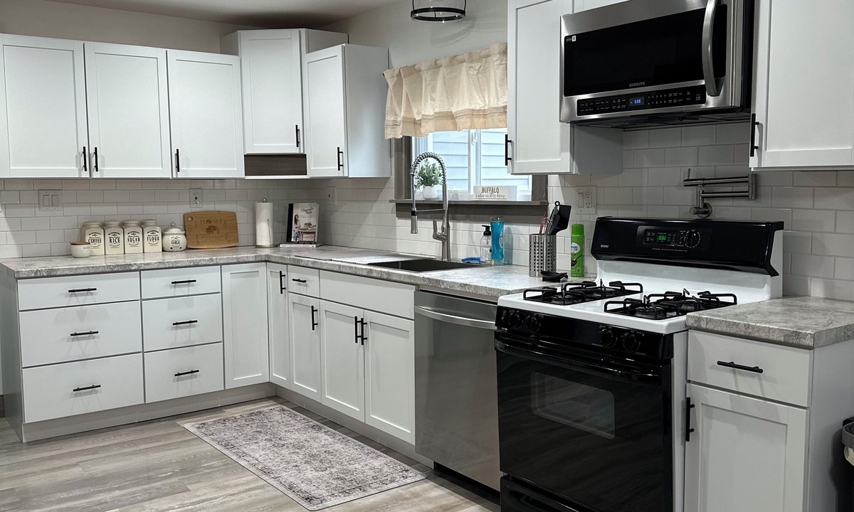 Lake Erie Beach Cottage | Charming 2-bedroom cottage with WiFi, AC in lovely Angola