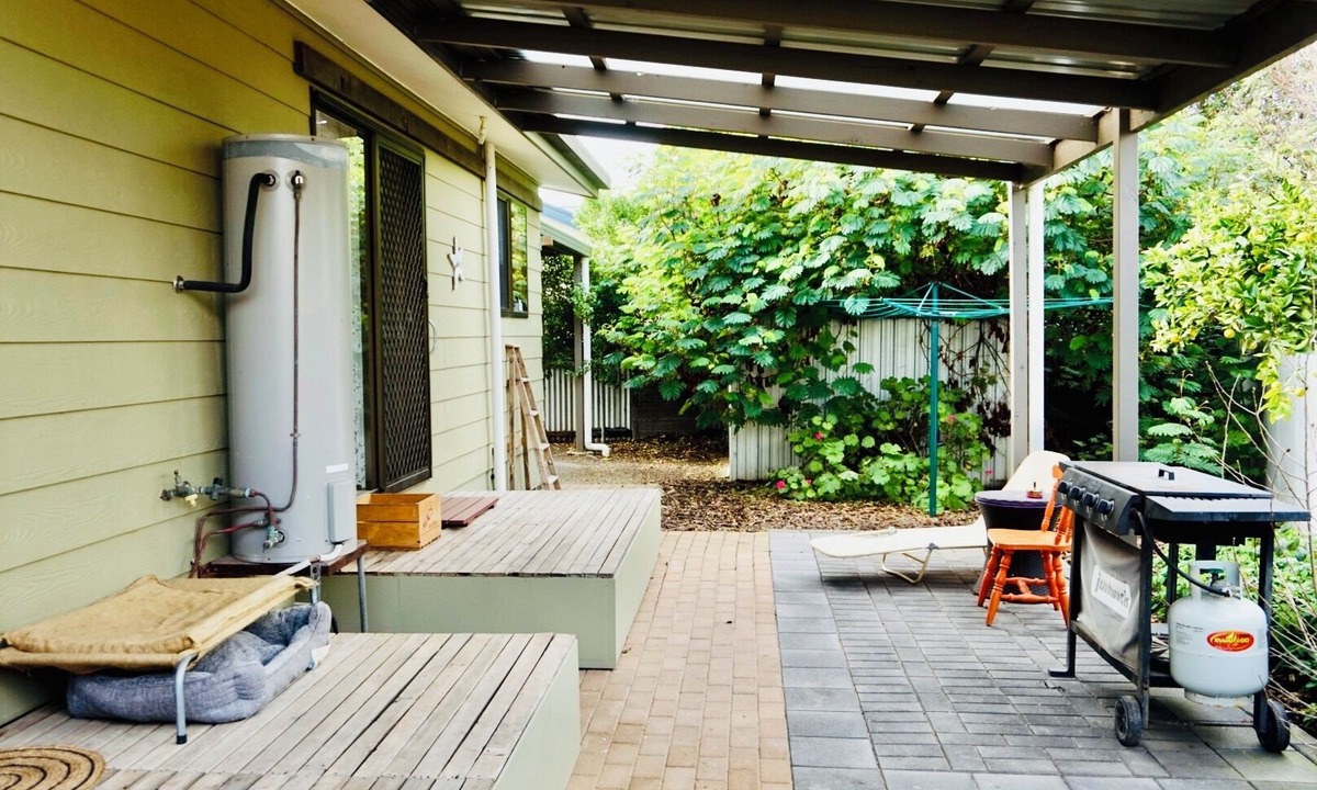 Port Willunga House | Cosy retro style holiday home, pet friendly. nClose to beach.