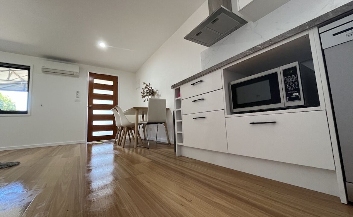 Florey House | New and cozy entire 3 bedroom guesthouse free parking