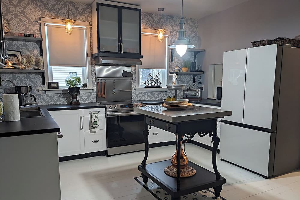 Athol Springs House | Private, Pretty and Comfy between Niagara Falls and Buffalo