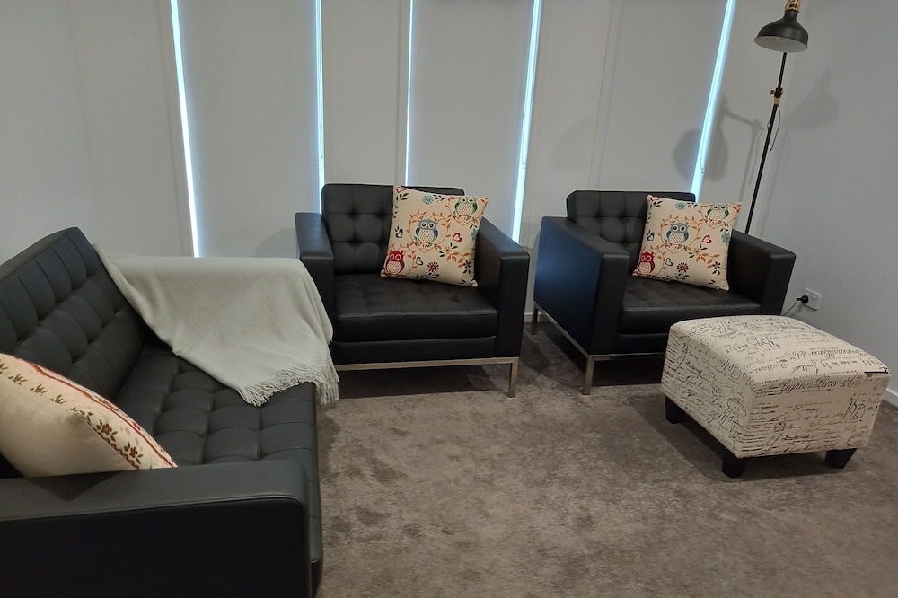 Highfields House | Airconditioned large family home. Sleeps 8 and pet friendly.