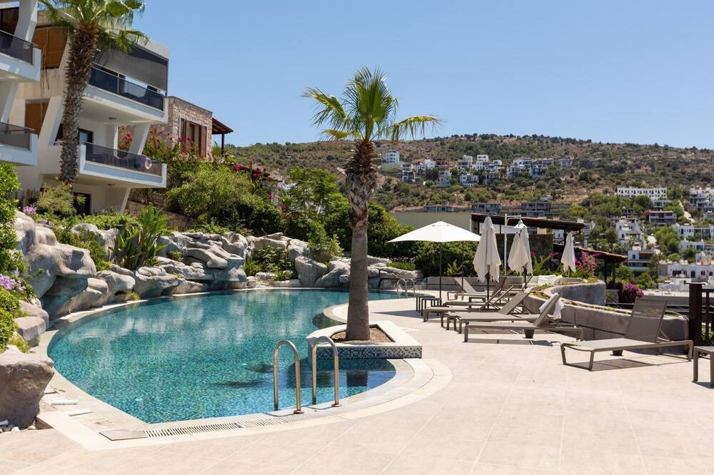 Gundogan Apartment | Chic Flat w Balcony 2 min to Beach in Bodrum
