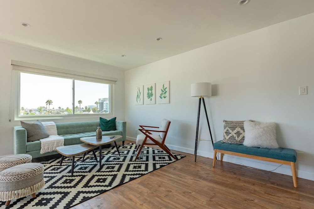 East Village Apartment | Trendy Long Beach 1BR, nr Aquarium, Groceries & Bars, by Blueground