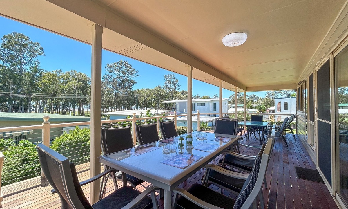 Traviston House | Burrumundi - 100M To Beach - Great Water Views - Deck - Air Con - WiFi - Pool Table