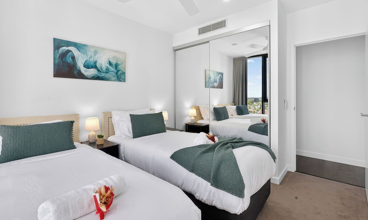 South Brisbane Apartment | 31F Premium 3BR Skyline River Views Brisbane One
