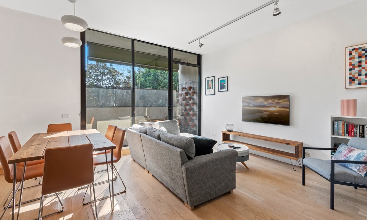 St Kilda Apartment | Chic 2-Bed Apartment in Vibrant St Kilda