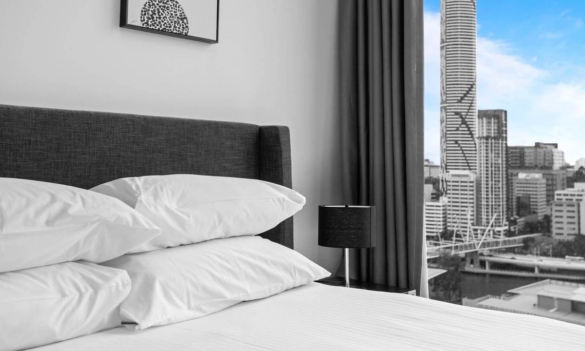 South Brisbane Apartment | Central Brisbane Stay with Balcony, Pool & BBQ