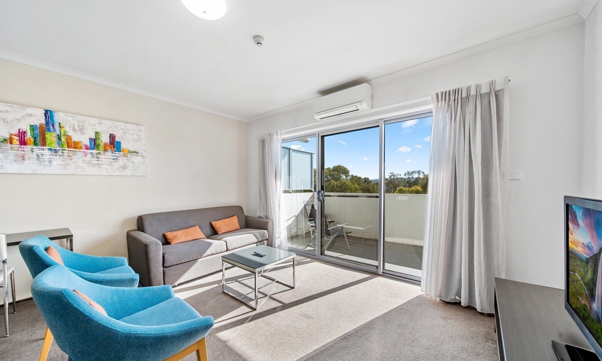 Greenway Apartment | Bright 1-Bed Apartment with Balcony