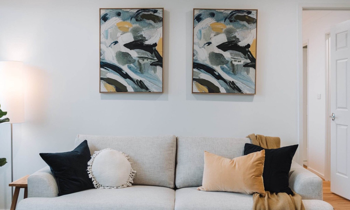 Belconnen Apartment | Lakeside 3-Bed Apartment with Jacuzzi