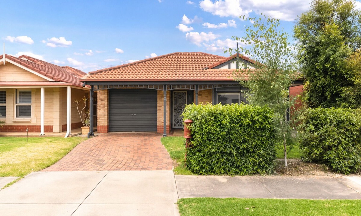 Henley Beach South House | Completely renovated, 900 metres to the beach! 3 Bedrooms, sleeps 5. 2 bathrooms