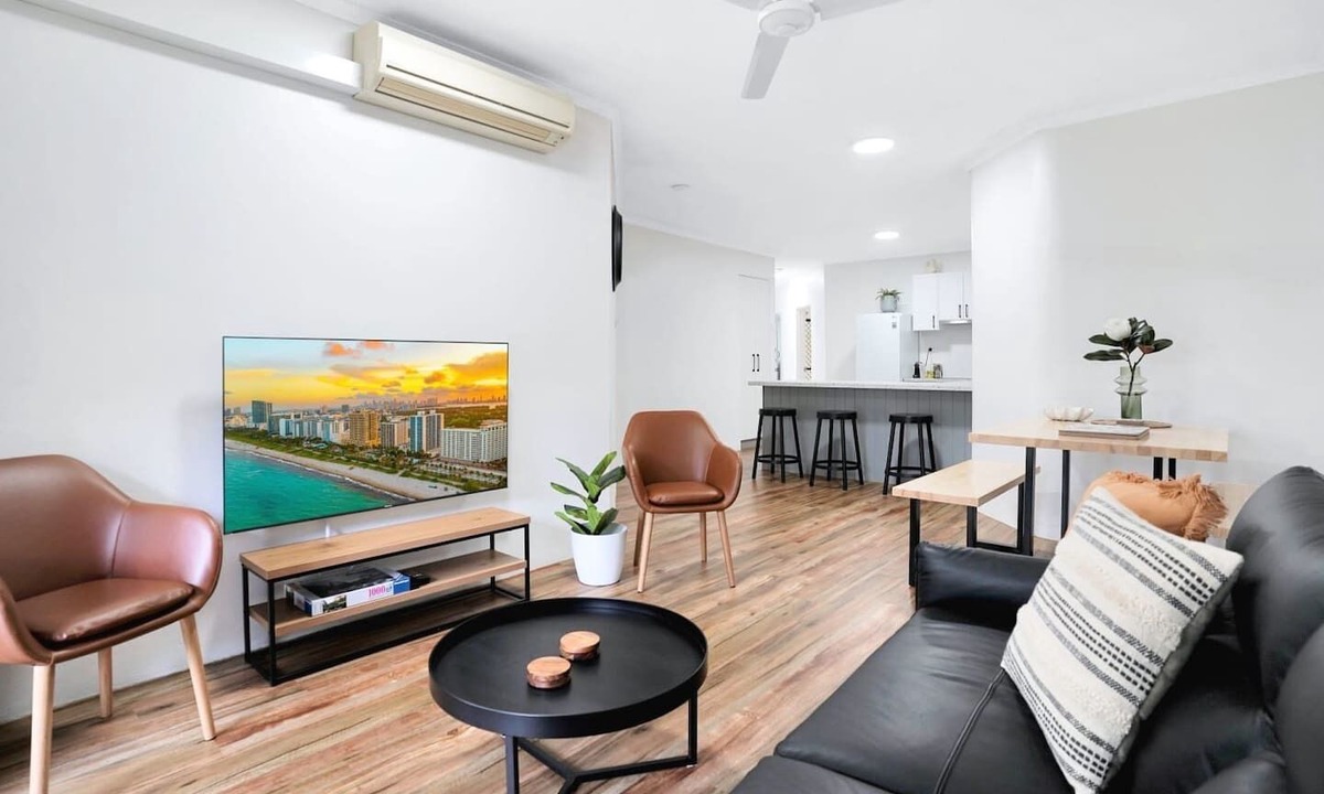 Cairns North Apartment | Living on Lake - Stylish Townhouse with Pool & Patio Near Esplanade