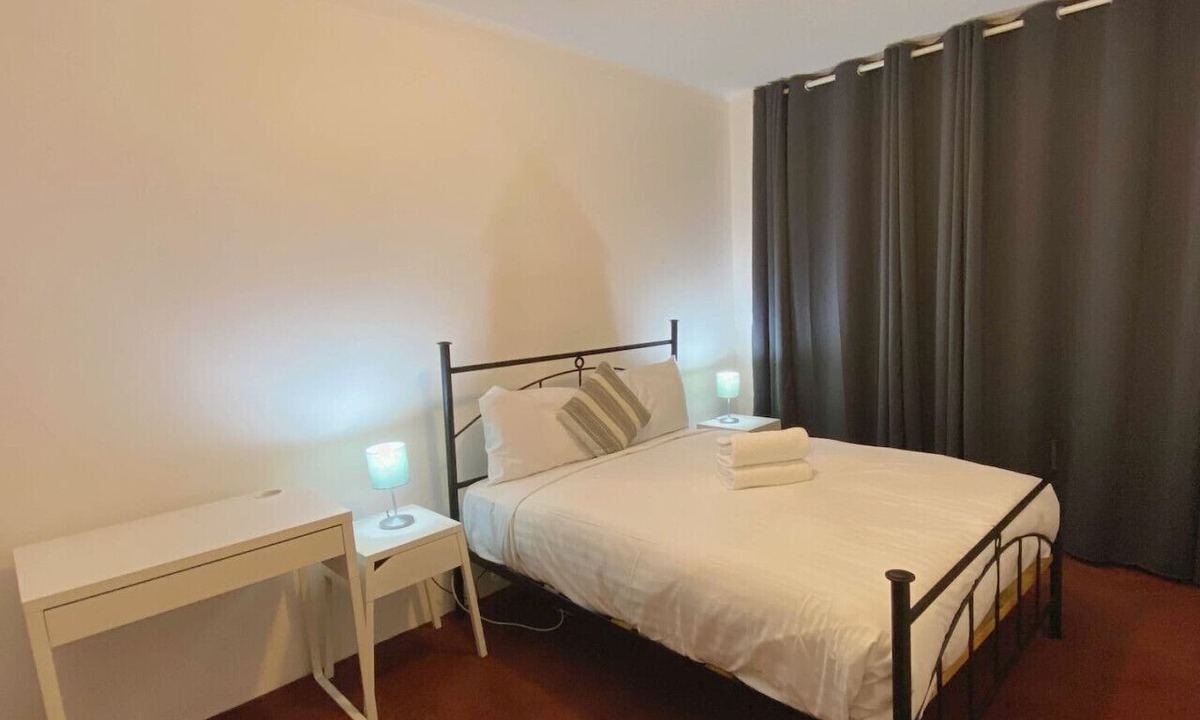 Griffith Apartment | Quiet 2BR Apartment with Garden views in Griffith