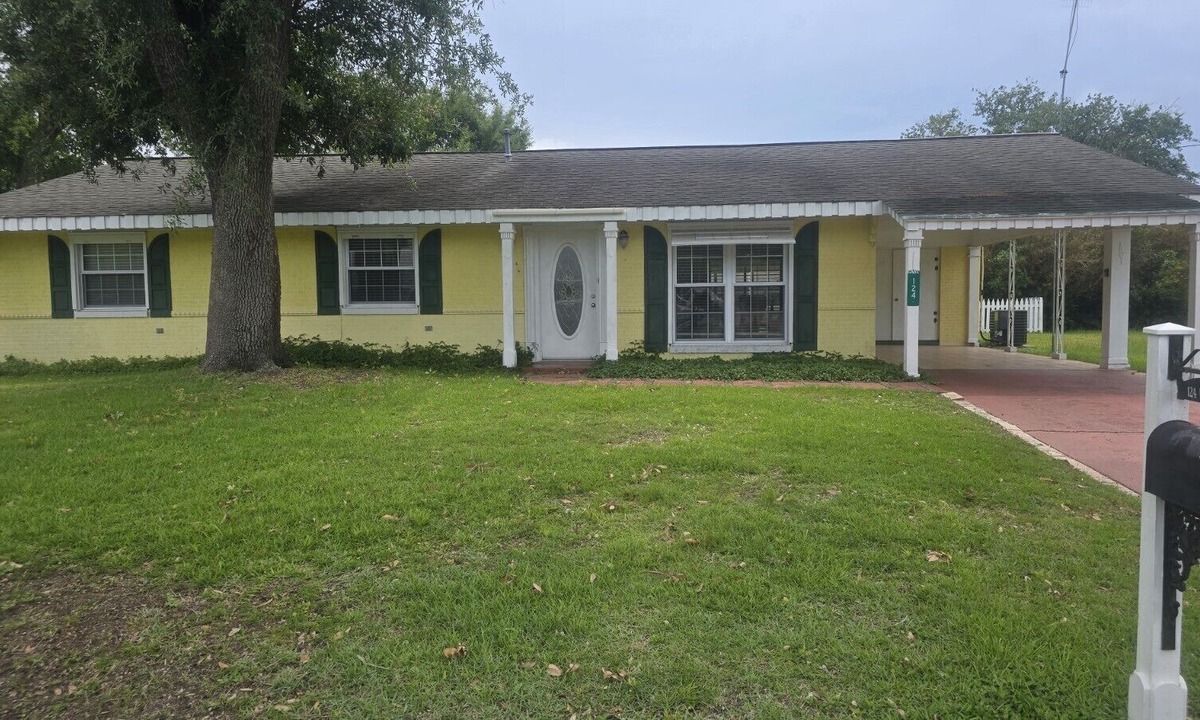 Long Beach House | Azalea Beach Retreat- Your Coastal home away from home. Beach is within blocks!