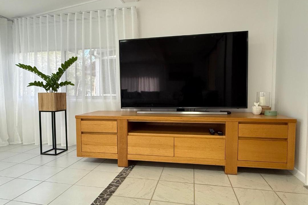 Traviston Apartment | Sandy Lodge Steps to Beach Ocean Views Sleeps 6 AC WiFi Linen provided