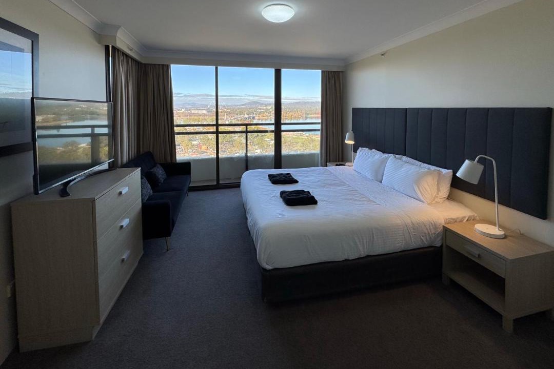 City West Apartment | Lakefront Panorama – Sky Collection Suite
