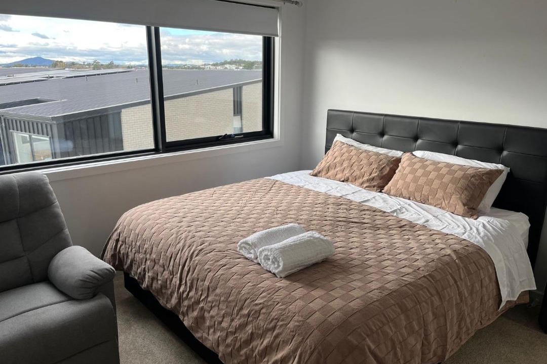 Coombs Apartment | Lovely townhouse-3 bedroom 1 study in coombs