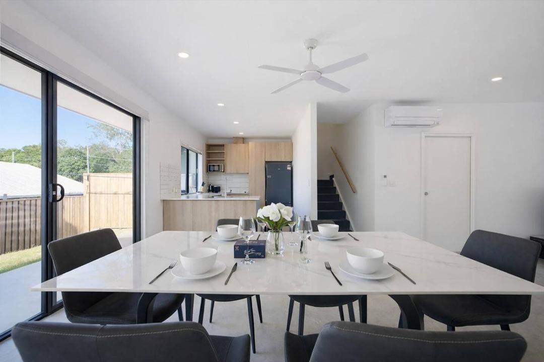 Bundamba House | Modern 4BR Townhouse Near Transport and Shops